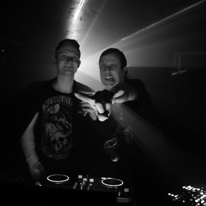 DJ Flakgun Smith (kipsis käega) & Anders Melts ehk DJ 4-got-10 